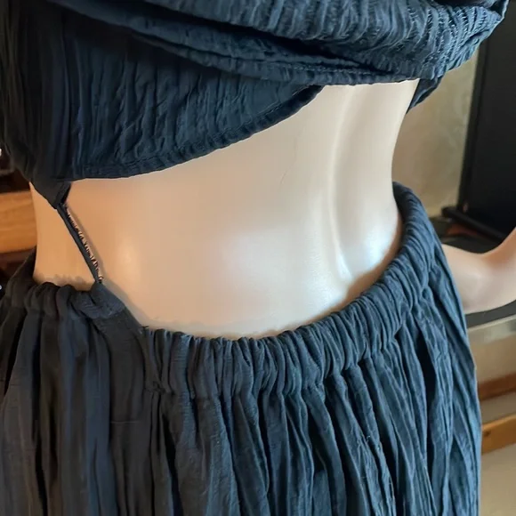 Incredible black crinkle look cut out maxi - Picture 5 of 7